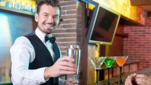 Ile zarabia barman w hotelu? Poznaj prawdziwe zarobki i czynniki wpływające na wynagrodzenie